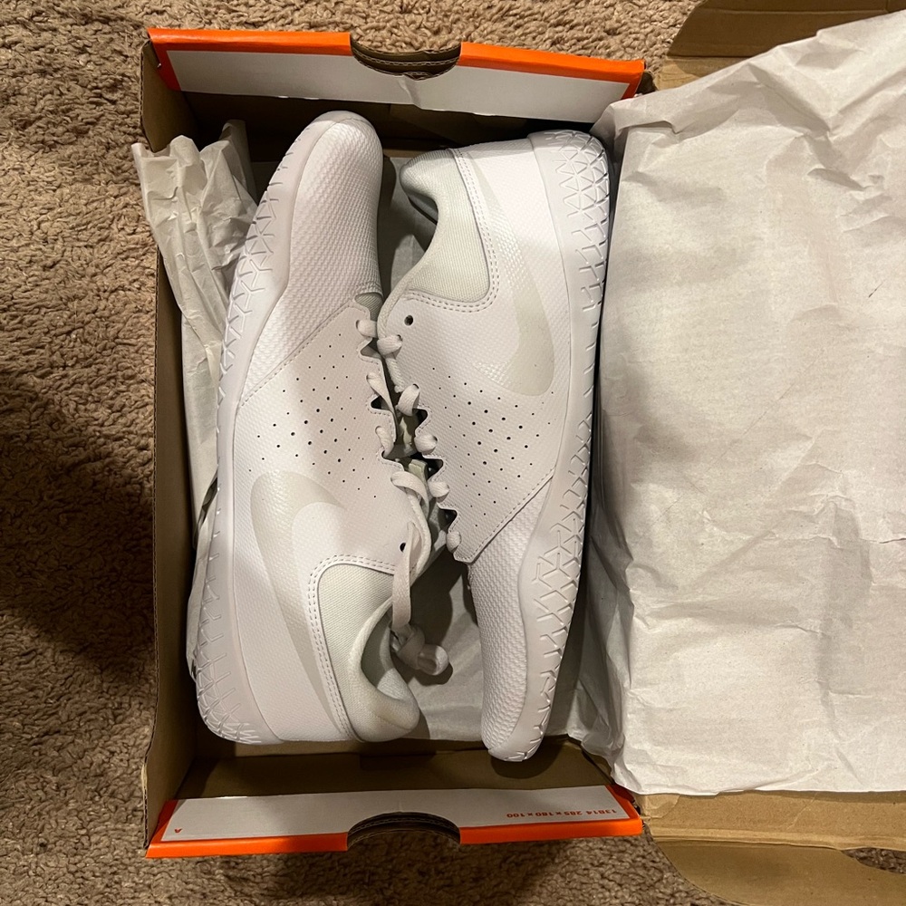 Nike Cheer Sideline IV in White and Platinum